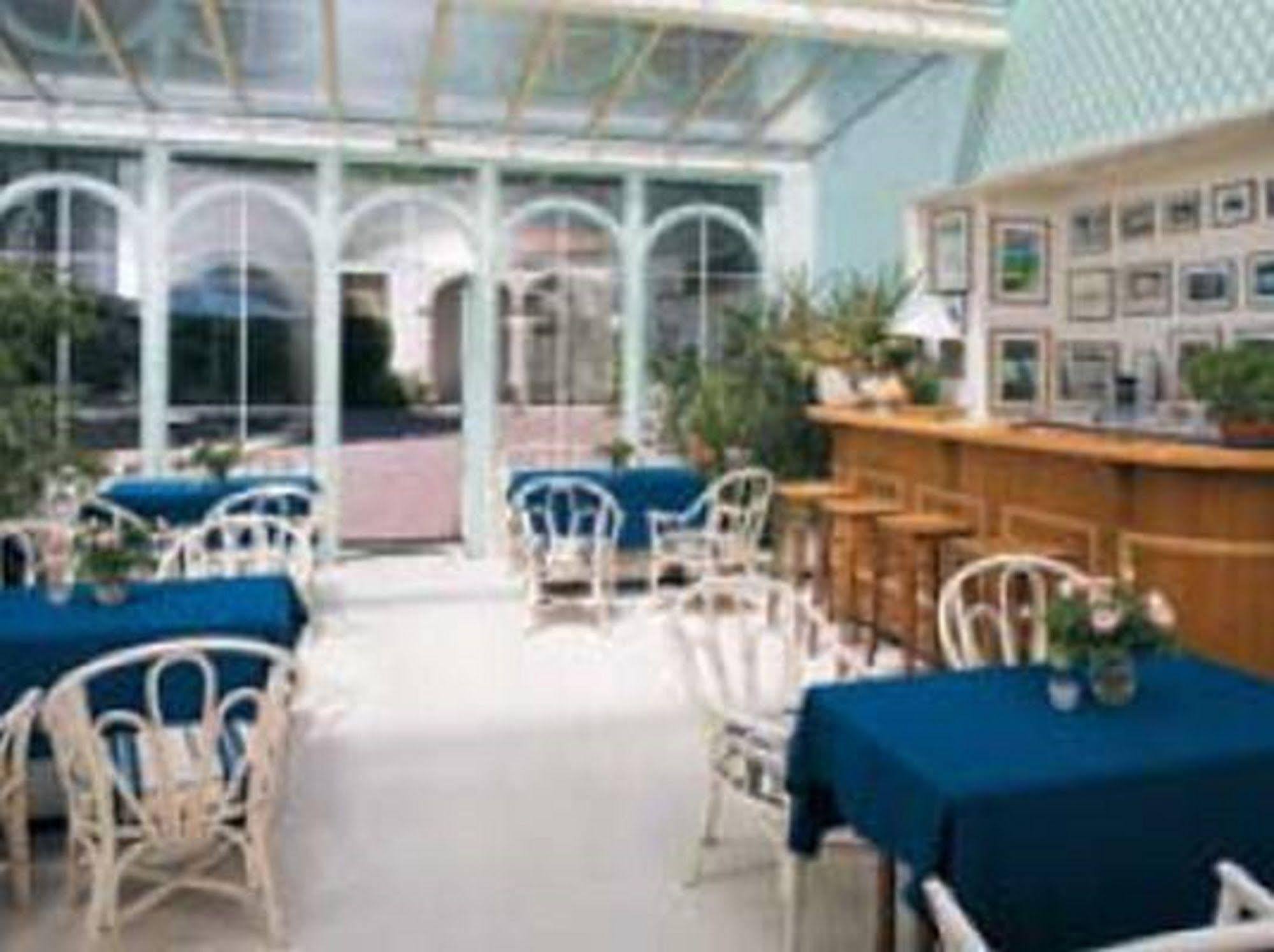 Trianon Et De La Plage 2*