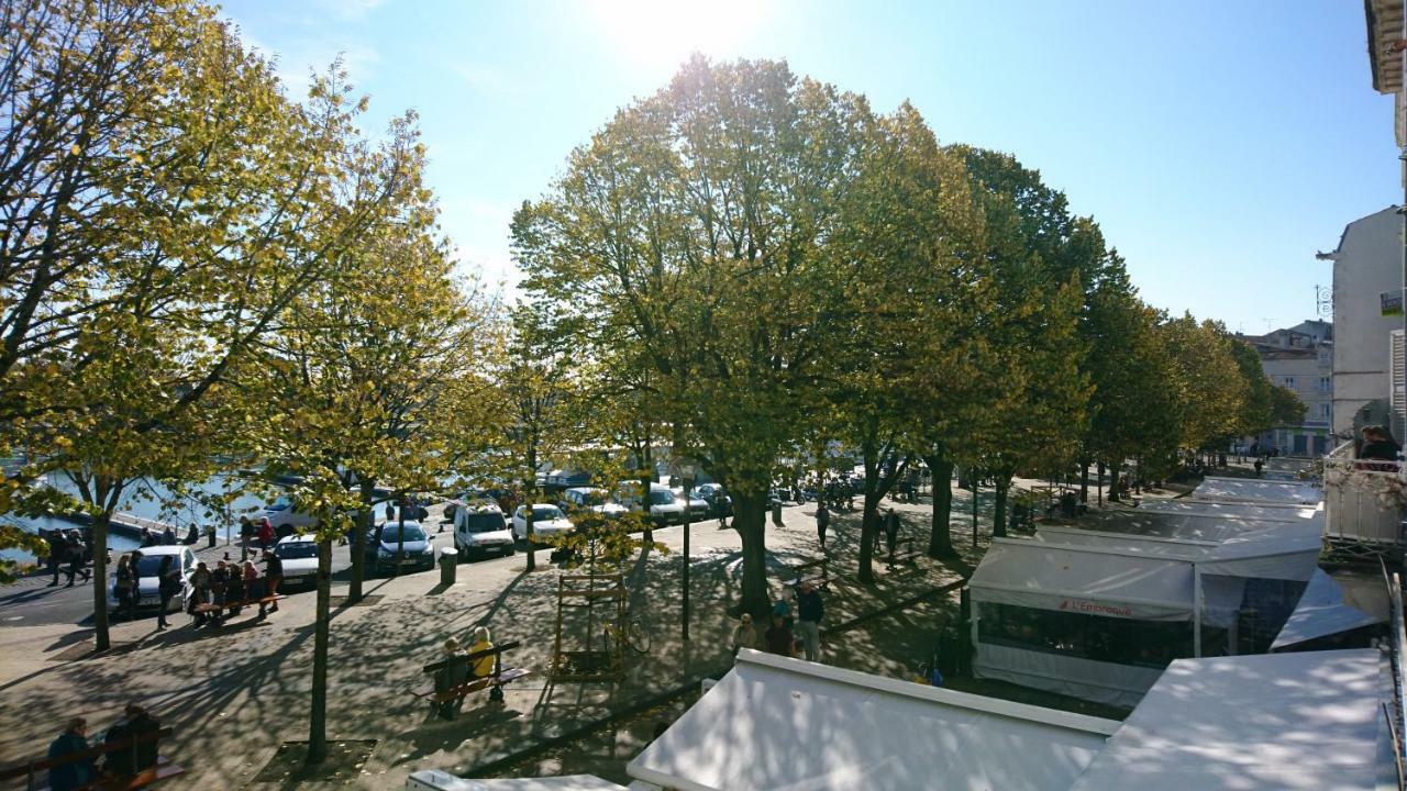 Sur Le Vieux Port Vue Sur *
