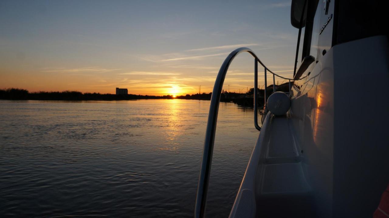 Botel La Rochelle Sur L'eau *